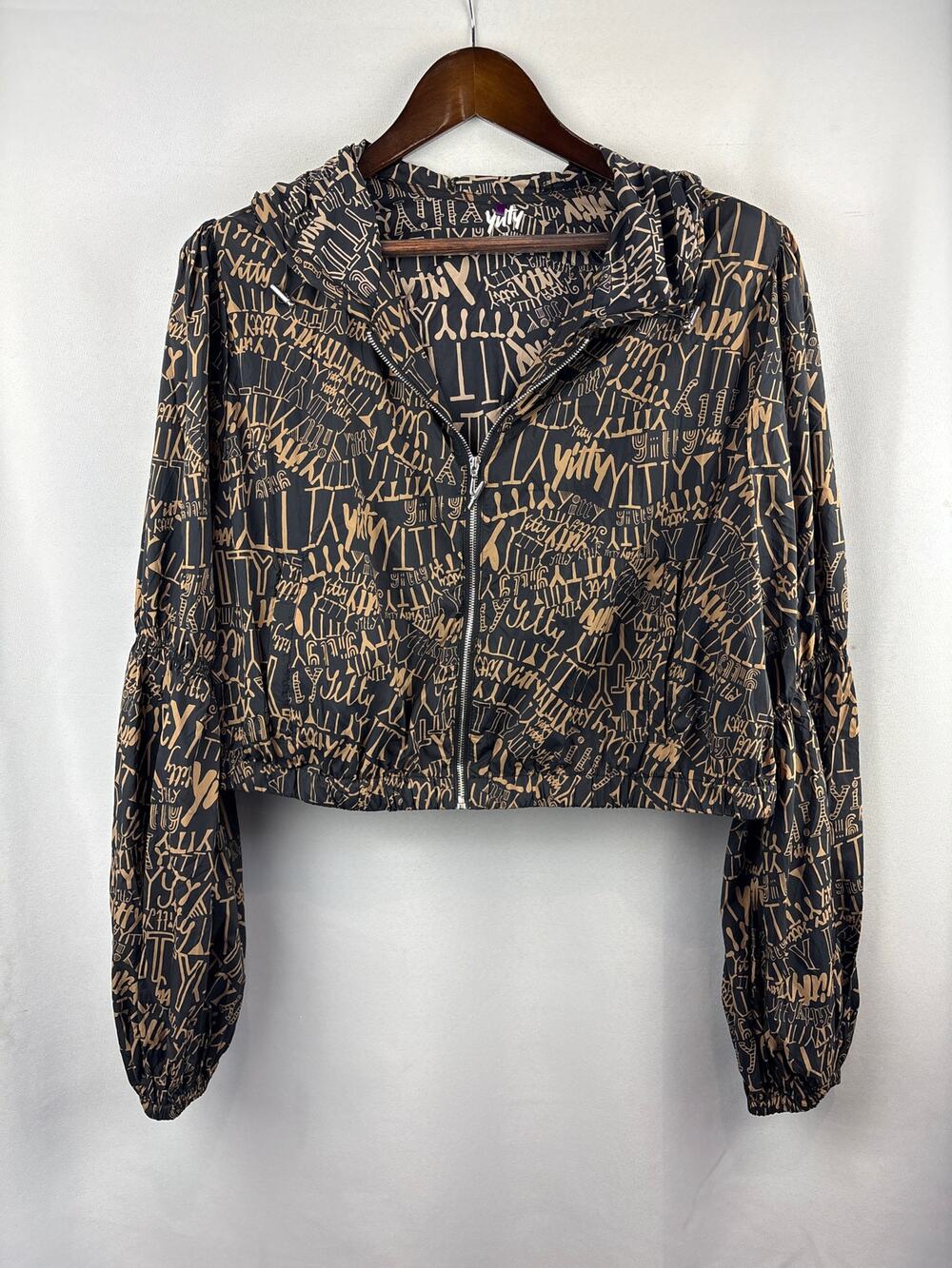 Women’s Yitty Size 1X Black Yitty Patterned Cropped Windbreaker